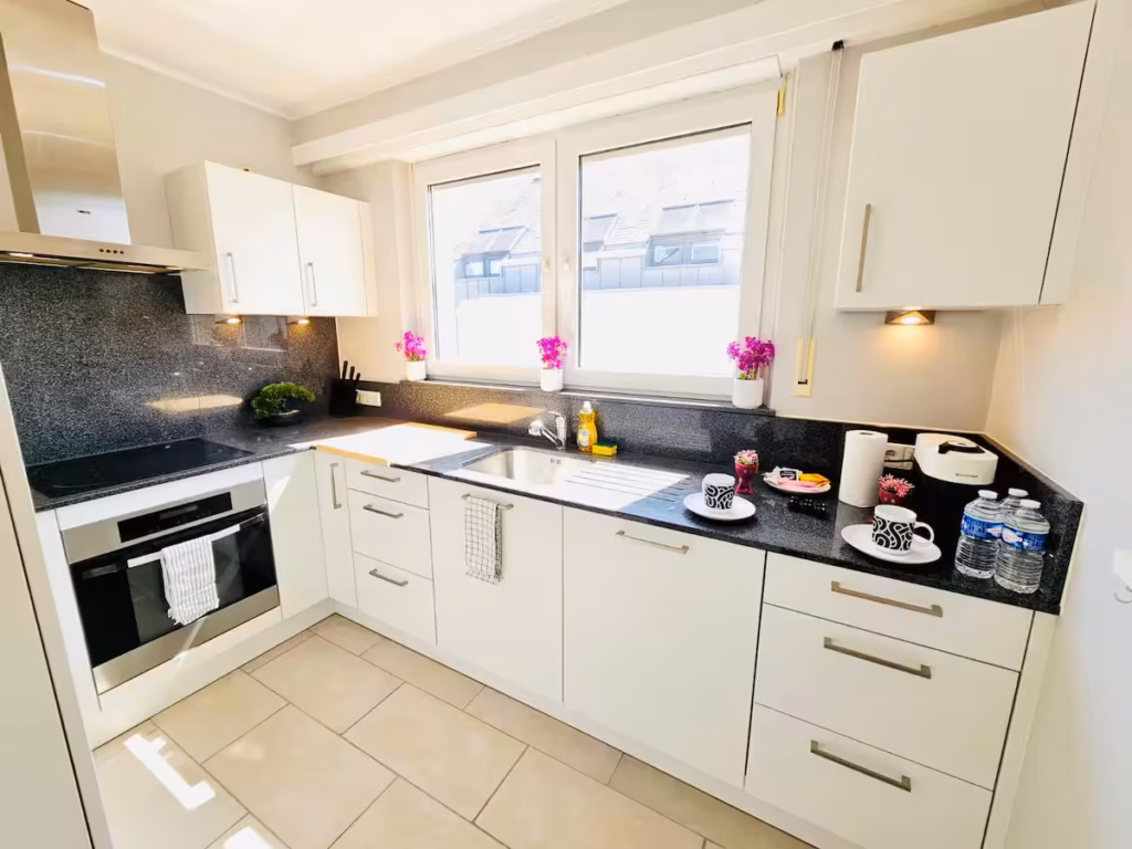 Chic Urban Stay 2BR with parking-BEL4 — photo 9