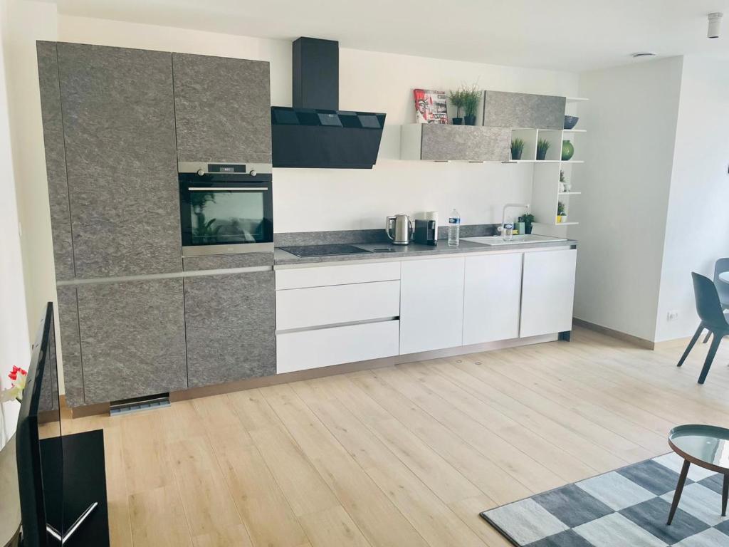 Brand new Listing in City Center with Terrace- 4a — photo 6