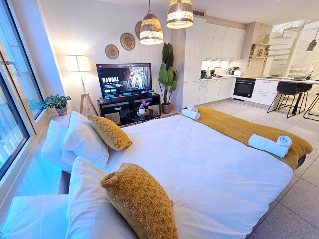 New 2 Bedrooms Flat in City Center-128 — photo 10