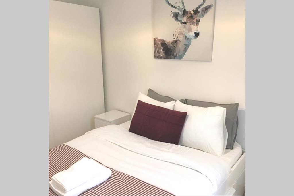 Modern 2 bedrooms in convenient location -3a — photo 8