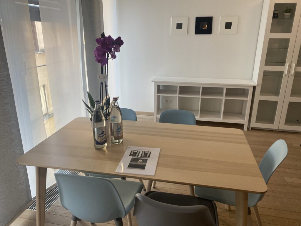 Modern 2 bedrooms in convenient location -3a — photo 4