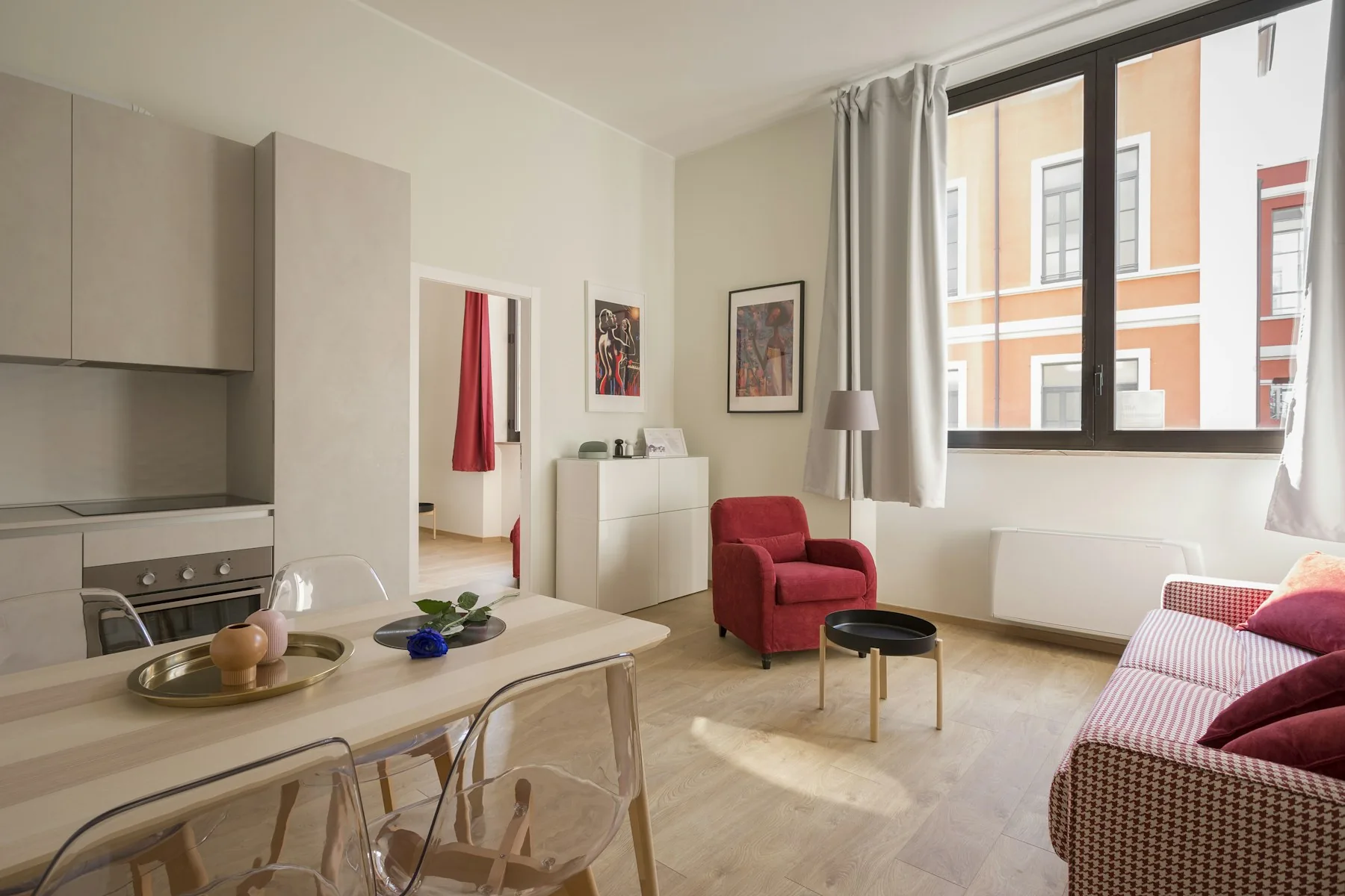 Séjour et salle à manger ouverts et meublés dans un appartement en location au Luxembourg