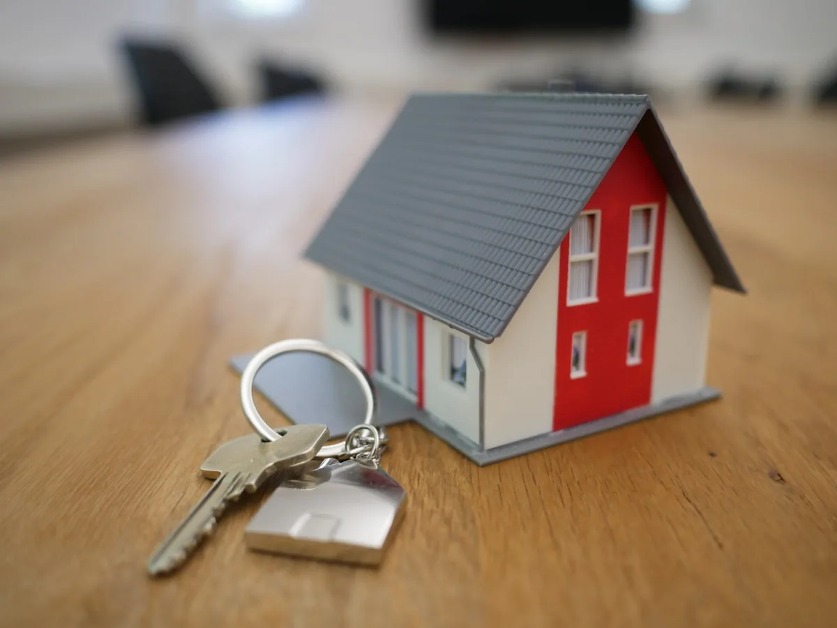 Maison miniature et trousseau de clés représentant un bien à louer
